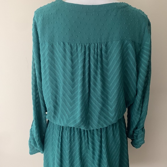 Textured Pattern Dress - Picture 3 of 6